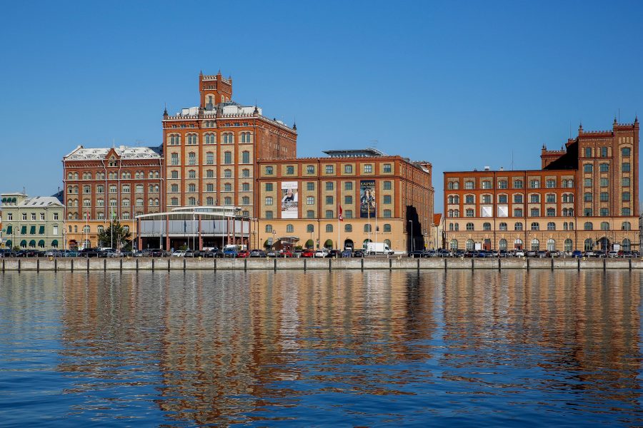 Byggnaden Ångkvarnen med Kalmarsund framför byggnaden.